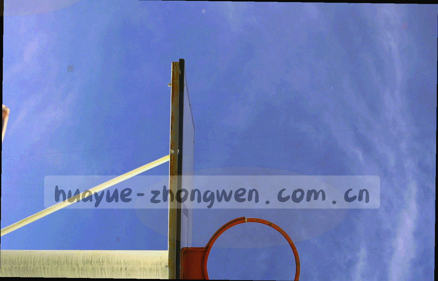 深色界面中段位进度环与金属徽章区域的特写示意