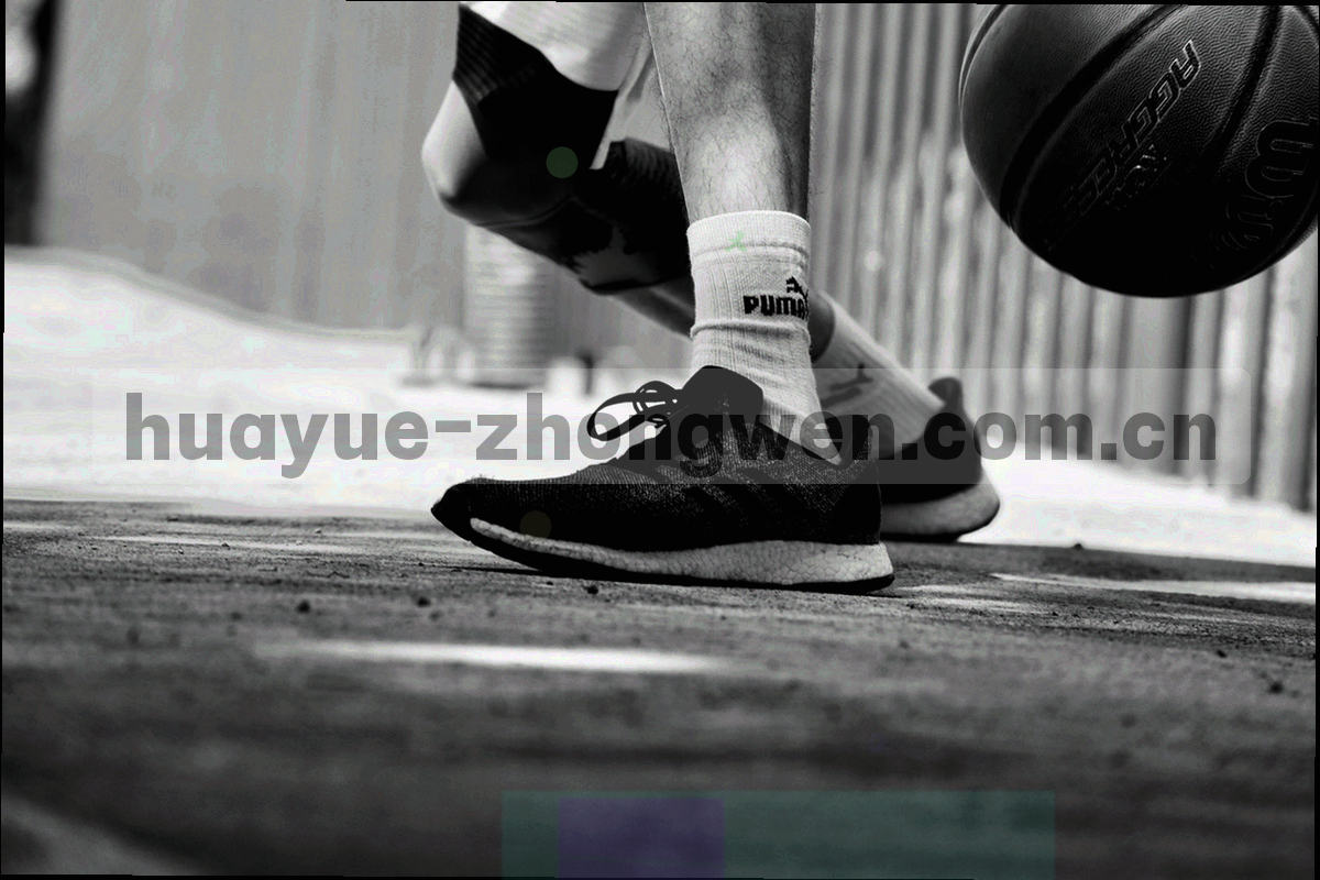 深色界面中左侧房间列表与右侧段位进度并列排布的示意画面